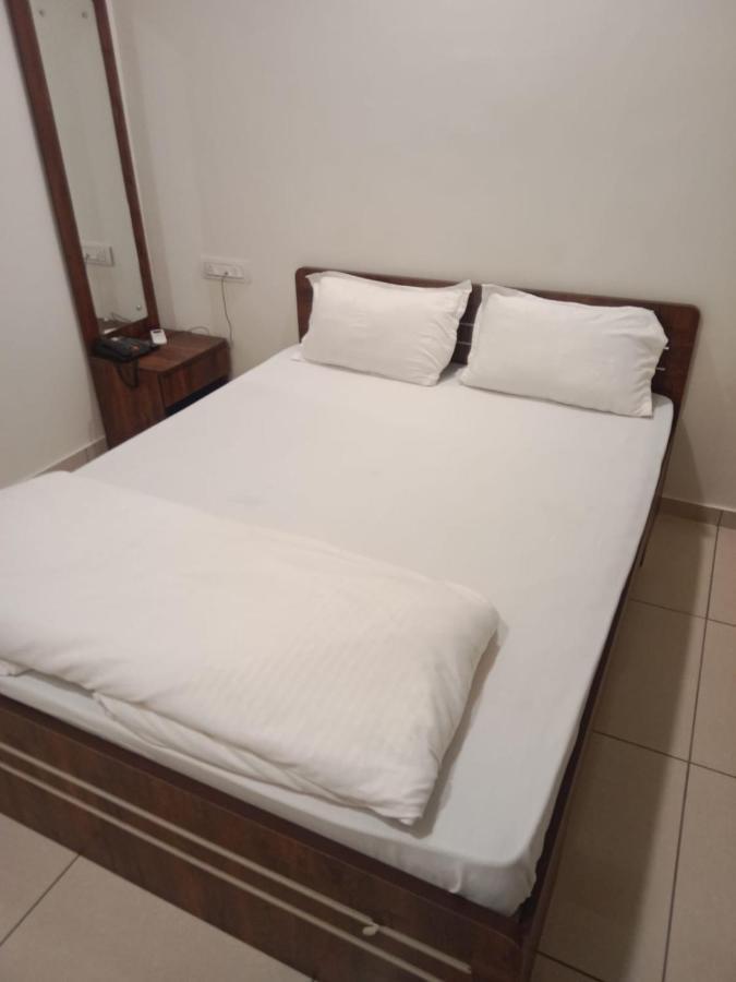 Hotel Shreeji'S Gandhinagar Buitenkant foto